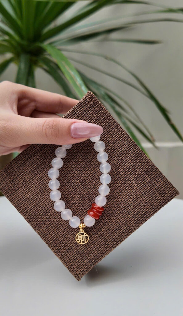 Khám phá ý nghĩa phong thủy của Ngọc Phỉ Thúy, công dụng khi đeo vòng Ngọc Phỉ Thúy và cách chọn vòng ngọc chuẩn giúp thu hút tài lộc, may mắn và bình an.